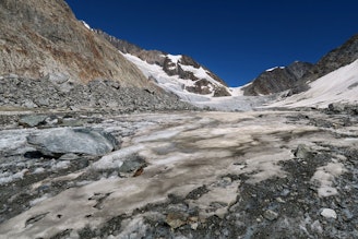 Looking up to the pass from Konkordia.jpg